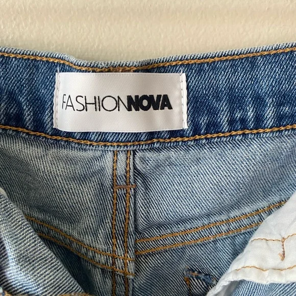 Fashion Nova Distressed jeans - Picture 4 of 5